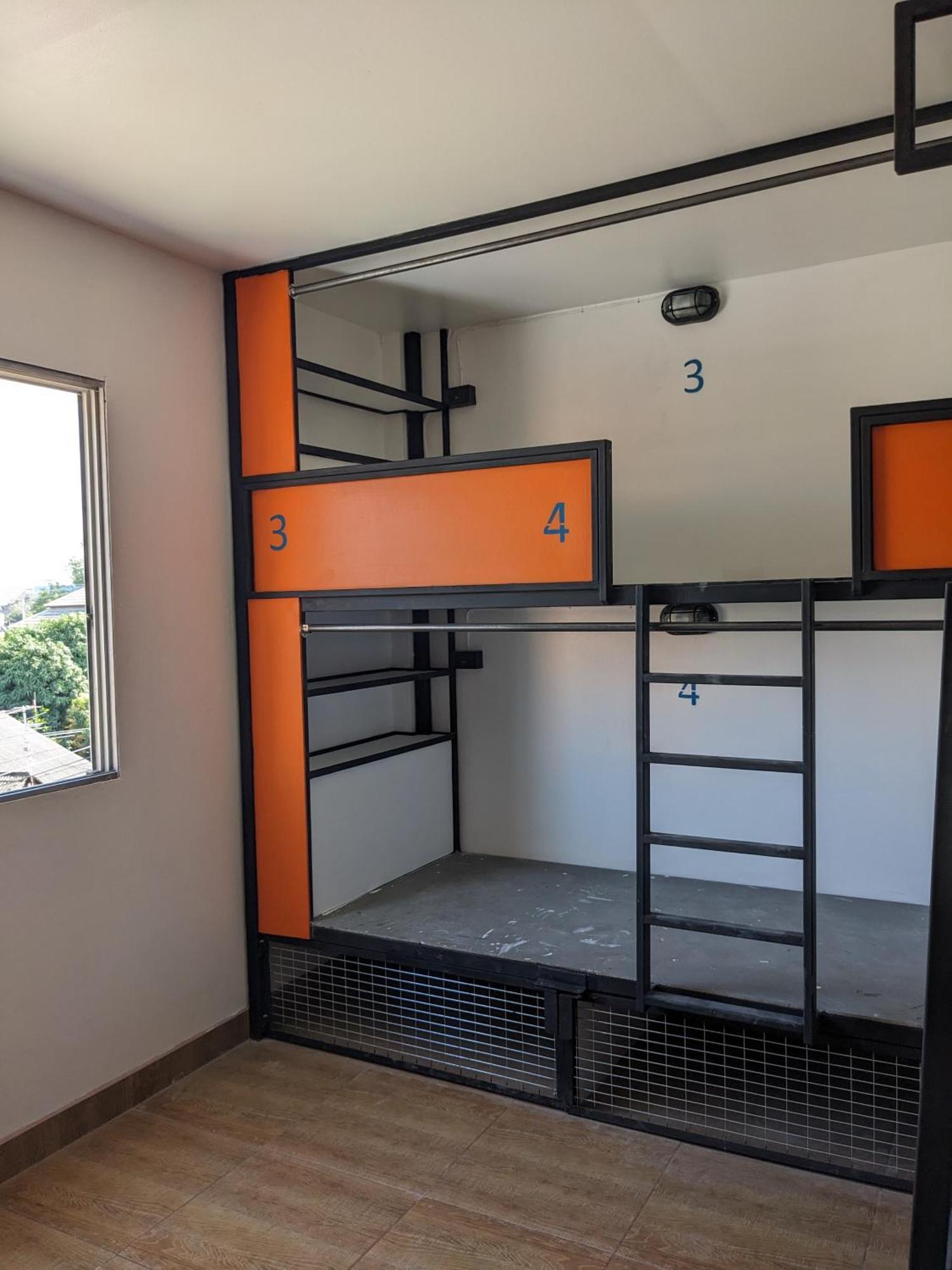 Revolution - Old Town Hostal