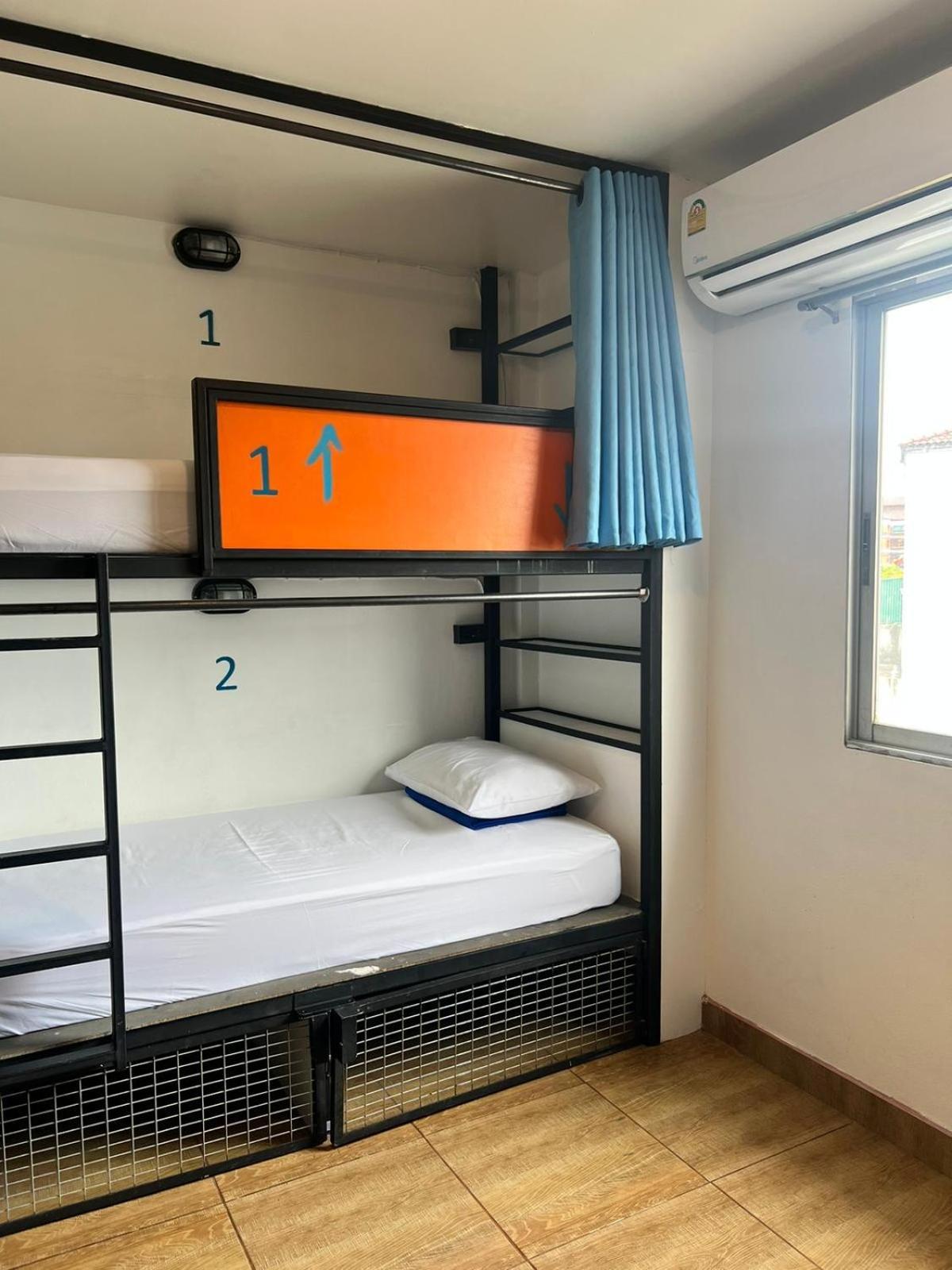 Revolution - Old Town Hostal *