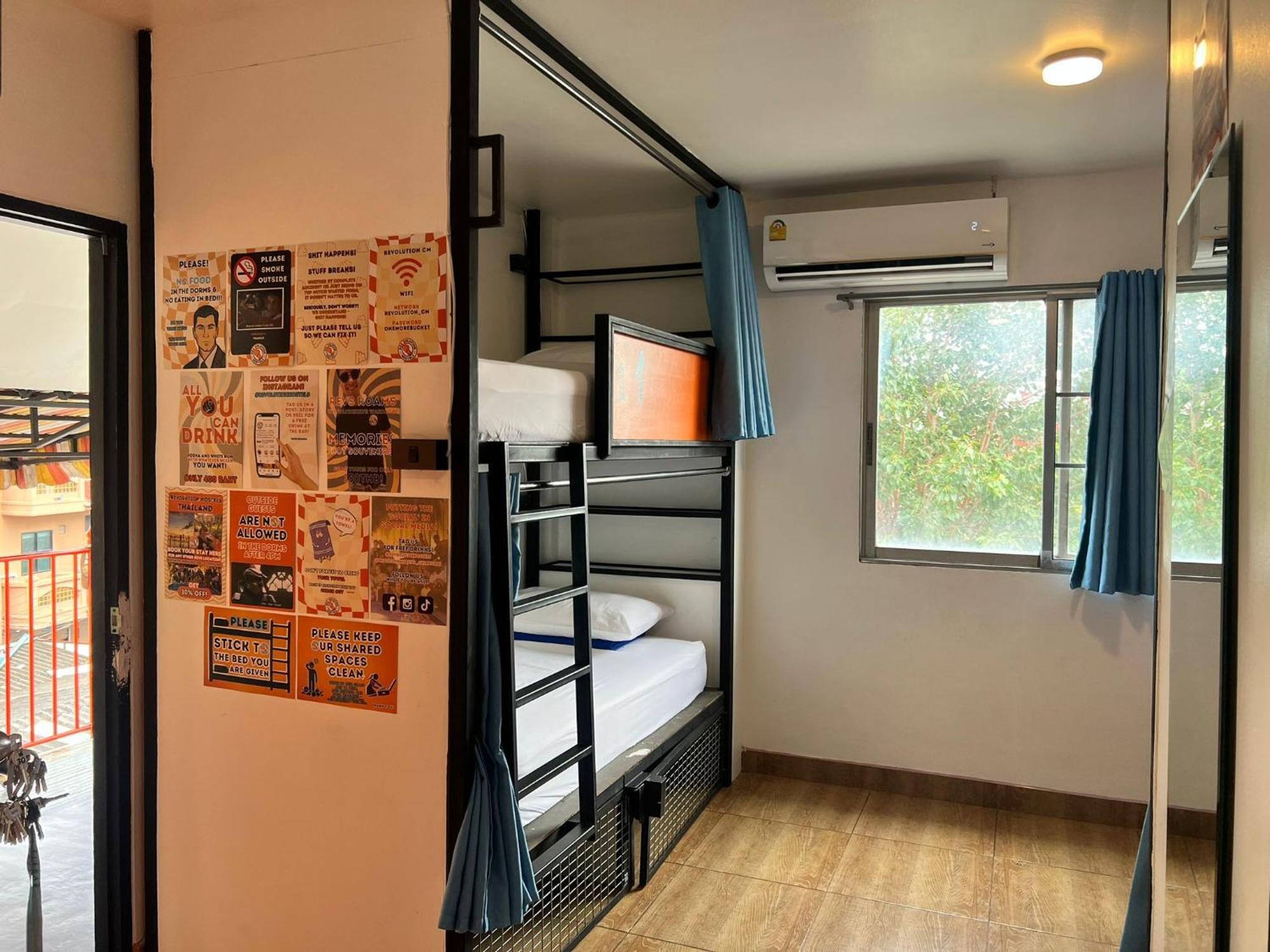 Revolution - Old Town Hostal